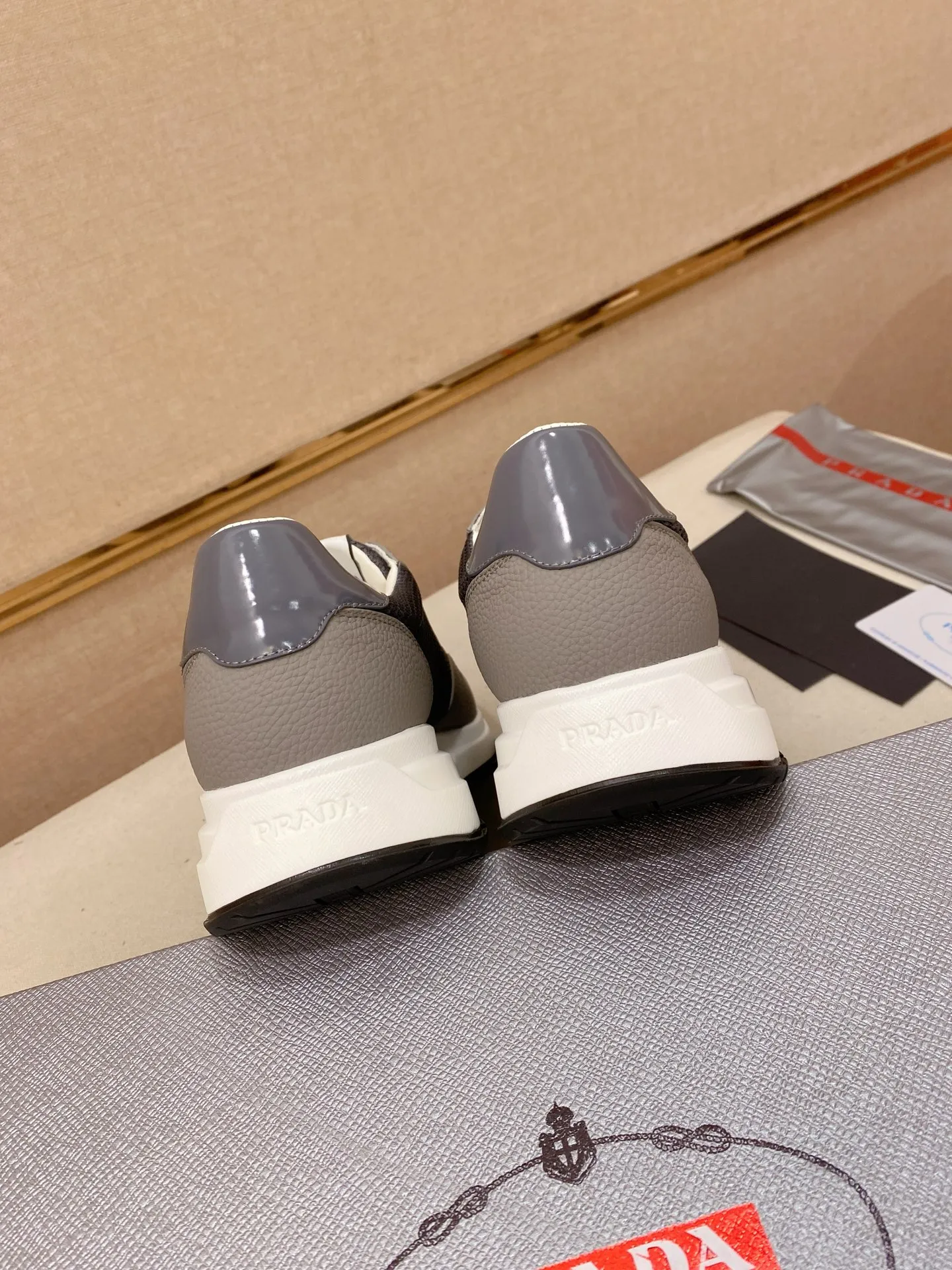 Men's shoes 💰 580💰 ✔️✔️✔️High version High-quality new PRADA (Prada) counters are launched simultaneously, new men's shoes, 😘fabrics are selected from first-layer cowhide fabrics. Lining: Imported cowhide leather lining. 👍🏿High-end☄️Open-molded non-slip rubber outsole, exquisite lines, simple and elegant, comfortable and high-end for leisure travel. Code number: 38 to 45